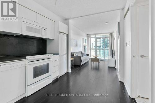 2903 - 15 Iceboat Terrace, Toronto, ON - Indoor Photo Showing Kitchen