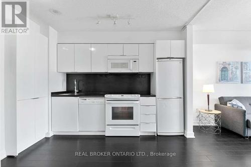 2903 - 15 Iceboat Terrace, Toronto, ON - Indoor Photo Showing Kitchen