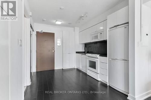 2903 - 15 Iceboat Terrace, Toronto, ON - Indoor Photo Showing Kitchen