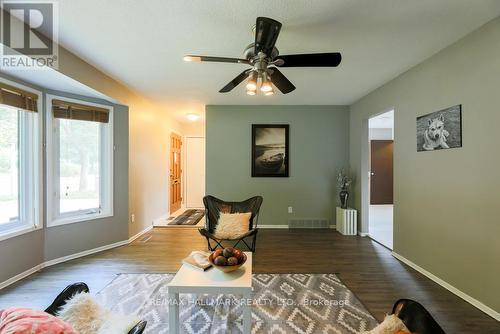 25 Marksam Road, Guelph, ON - Indoor Photo Showing Living Room