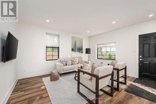 242 Hastings Street, North Middlesex (Parkhill), ON - Indoor Photo Showing Living Room