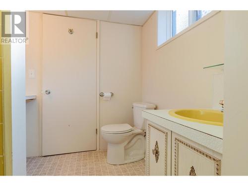 2138 Crestview  Crescent, Castlegar, BC - Indoor Photo Showing Bathroom