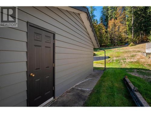 2138 Crestview  Crescent, Castlegar, BC - Outdoor With Exterior