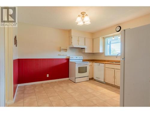 2138 Crestview  Crescent, Castlegar, BC - Indoor Photo Showing Kitchen With Double Sink