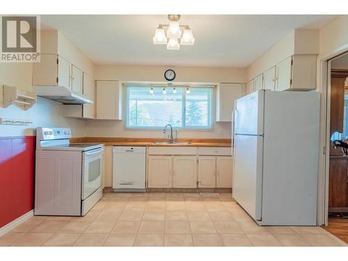 2138 Crestview  Crescent, Castlegar, BC - Indoor Photo Showing Kitchen