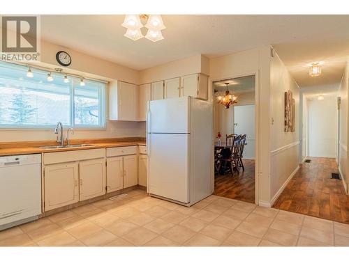 2138 Crestview  Crescent, Castlegar, BC - Indoor Photo Showing Kitchen