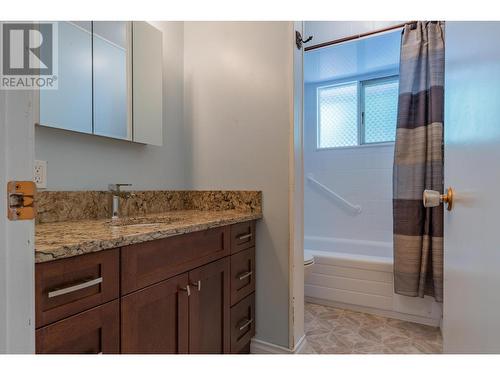 2138 Crestview  Crescent, Castlegar, BC - Indoor Photo Showing Bathroom