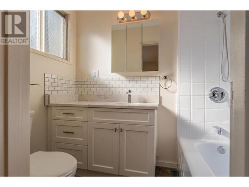 2138 Crestview  Crescent, Castlegar, BC - Indoor Photo Showing Bathroom