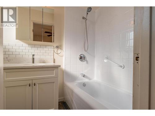 2138 Crestview  Crescent, Castlegar, BC - Indoor Photo Showing Bathroom