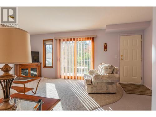 804 28Th  Street, Castlegar, BC - Indoor Photo Showing Living Room