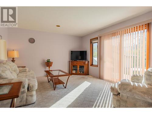 804 28Th  Street, Castlegar, BC - Indoor Photo Showing Living Room