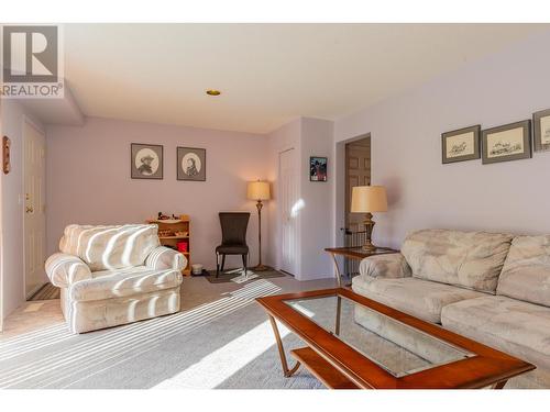 804 28Th  Street, Castlegar, BC - Indoor Photo Showing Living Room