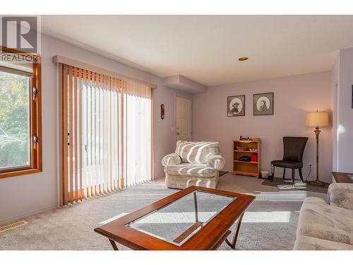 804 28Th  Street, Castlegar, BC - Indoor Photo Showing Living Room