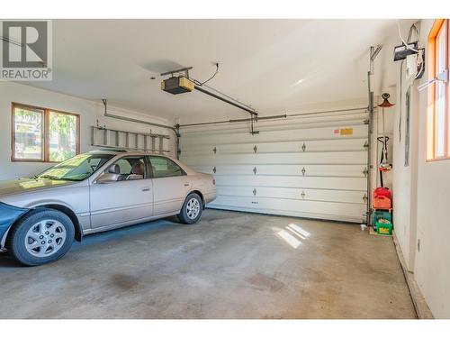 804 28Th  Street, Castlegar, BC - Indoor Photo Showing Garage