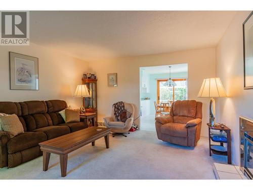 804 28Th  Street, Castlegar, BC - Indoor Photo Showing Living Room