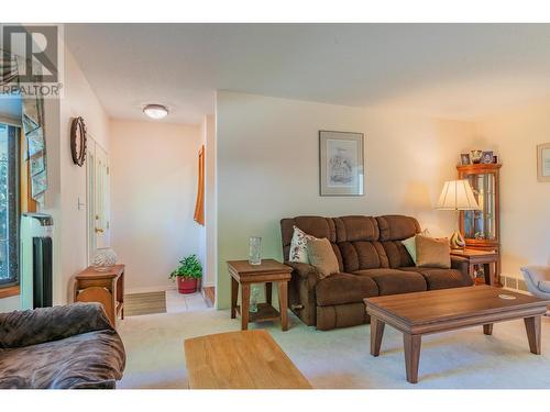 804 28Th  Street, Castlegar, BC - Indoor Photo Showing Living Room