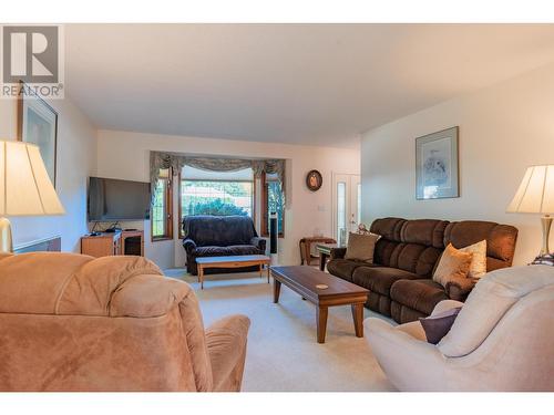 804 28Th  Street, Castlegar, BC - Indoor Photo Showing Living Room