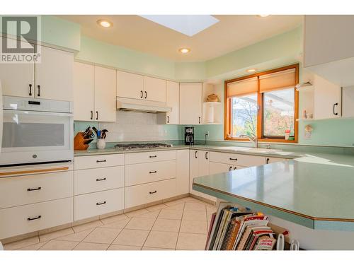 804 28Th  Street, Castlegar, BC - Indoor Photo Showing Kitchen