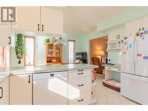 804 28Th  Street, Castlegar, BC - Indoor Photo Showing Kitchen