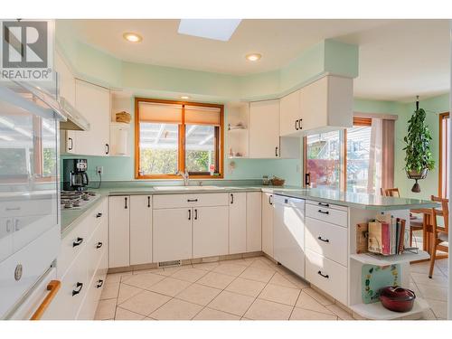 804 28Th  Street, Castlegar, BC - Indoor Photo Showing Kitchen