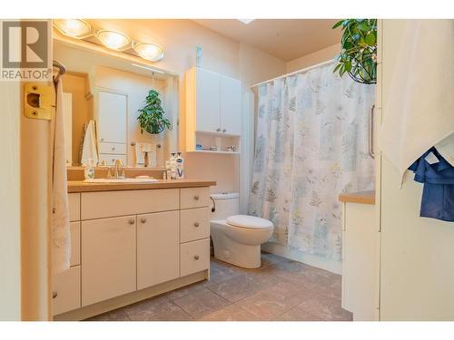 804 28Th  Street, Castlegar, BC - Indoor Photo Showing Bathroom