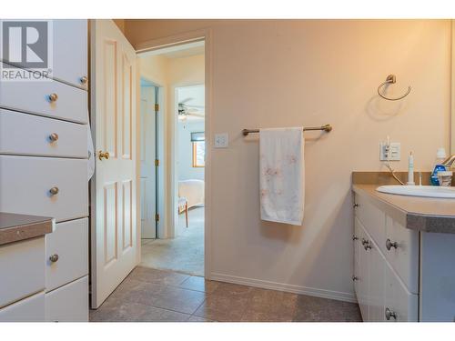 804 28Th  Street, Castlegar, BC - Indoor Photo Showing Bathroom