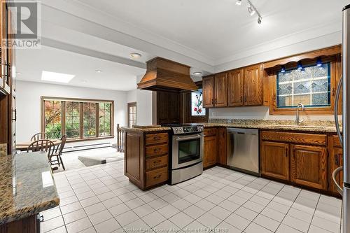 5765 Riverside Drive East, Windsor, ON - Indoor Photo Showing Kitchen