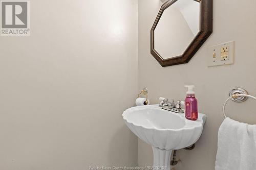 5765 Riverside Drive East, Windsor, ON - Indoor Photo Showing Bathroom