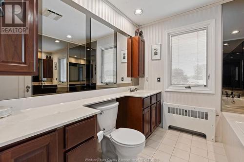 5765 Riverside Drive East, Windsor, ON - Indoor Photo Showing Bathroom