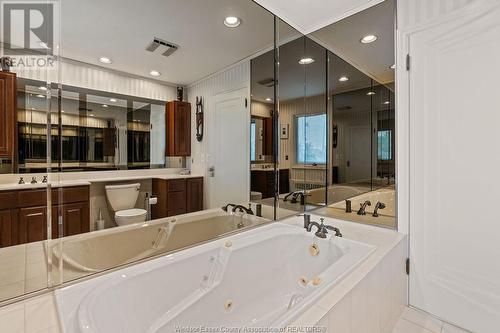 5765 Riverside Drive East, Windsor, ON - Indoor Photo Showing Bathroom