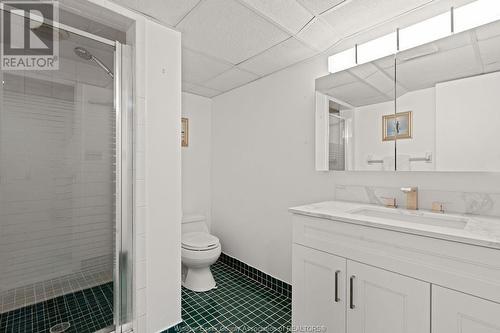 5765 Riverside Drive East, Windsor, ON - Indoor Photo Showing Bathroom