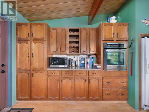 8609 Kalview Drive, Coldstream, BC - Indoor Photo Showing Kitchen