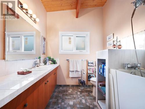 8609 Kalview Drive, Coldstream, BC - Indoor Photo Showing Bathroom