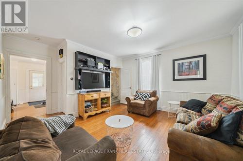 210 Brock Street W, Uxbridge, ON - Indoor Photo Showing Living Room