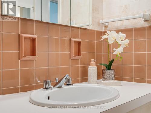 40 Dukinfield Crescent, Toronto, ON - Indoor Photo Showing Bathroom