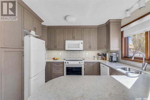 221 Riverbend Crescent, Battleford, SK - Indoor Photo Showing Kitchen With Double Sink