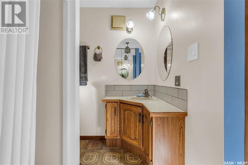 221 Riverbend Crescent, Battleford, SK - Indoor Photo Showing Bathroom