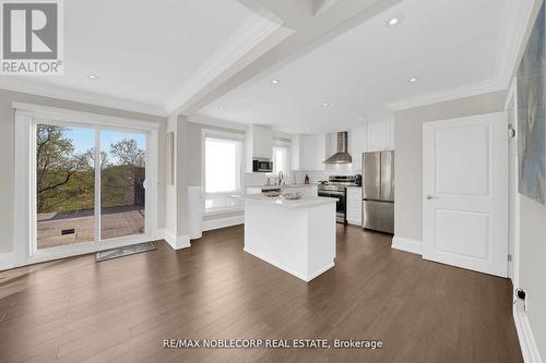 15 Old Forge Drive, King, ON - Indoor Photo Showing Kitchen