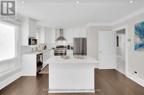 15 Old Forge Drive, King, ON - Indoor Photo Showing Kitchen With Upgraded Kitchen