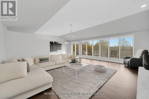 15 Old Forge Drive, King, ON - Indoor Photo Showing Living Room