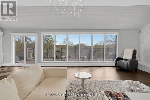 15 Old Forge Drive, King, ON - Indoor Photo Showing Living Room