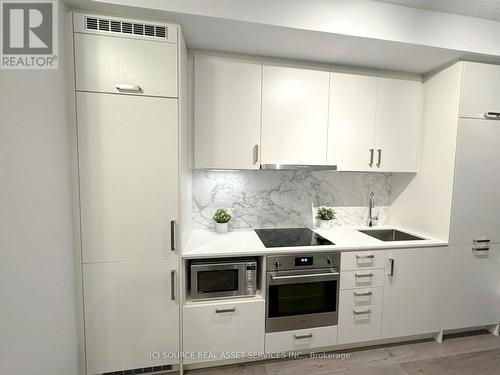 802 - 60 Honeycrisp Crescent, Vaughan, ON - Indoor Photo Showing Kitchen