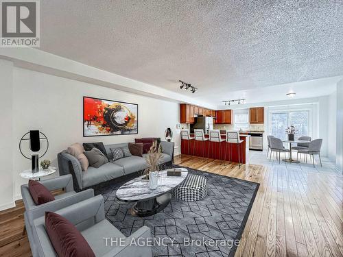 616 Candlestick Circle, Mississauga, ON - Indoor Photo Showing Living Room