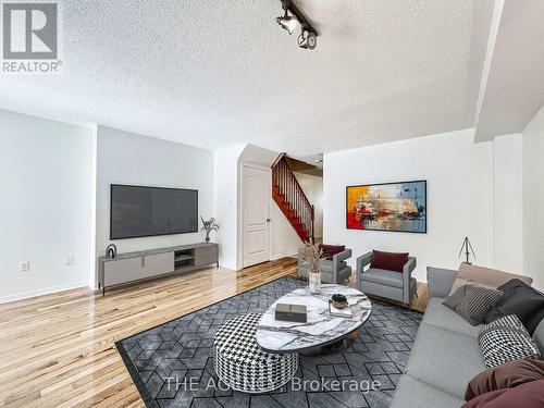 616 Candlestick Circle, Mississauga, ON - Indoor Photo Showing Living Room