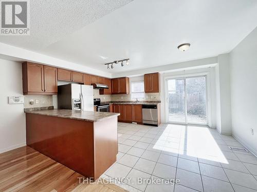 616 Candlestick Circle, Mississauga, ON - Indoor Photo Showing Kitchen