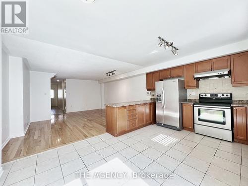 616 Candlestick Circle, Mississauga, ON - Indoor Photo Showing Kitchen