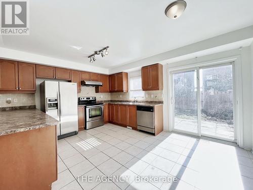 616 Candlestick Circle, Mississauga, ON - Indoor Photo Showing Kitchen