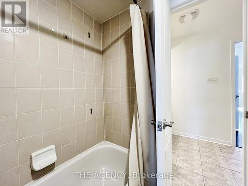 616 Candlestick Circle, Mississauga, ON - Indoor Photo Showing Bathroom