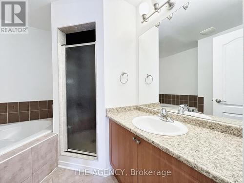 616 Candlestick Circle, Mississauga, ON - Indoor Photo Showing Bathroom