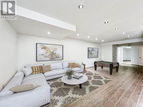 616 Candlestick Circle, Mississauga, ON - Indoor Photo Showing Living Room